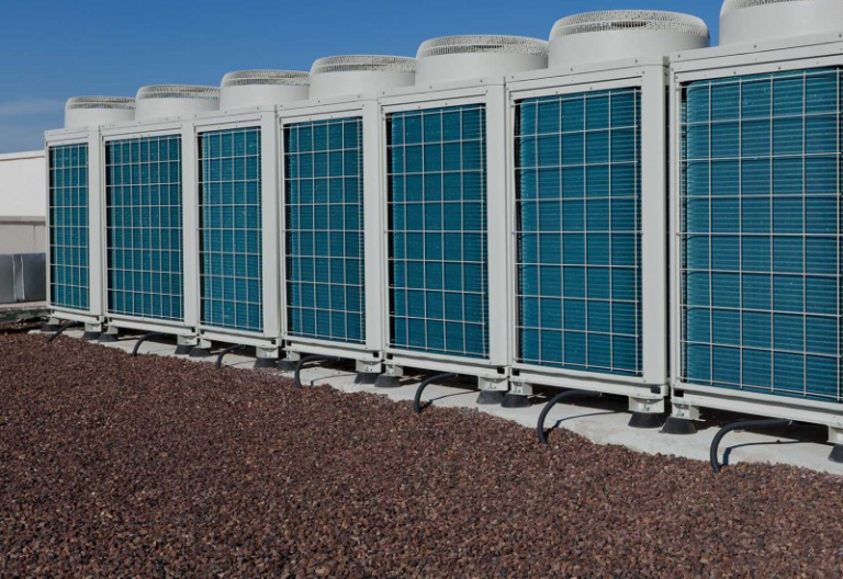 climatiseur à système VRV, VRF ou DRV sur le toit d'un centre commercial