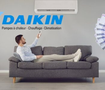 homme dans son canapé avec climatisation et logo daikin avec billets de banques