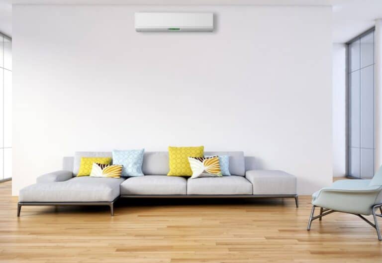 salon avec climatisation et parquet massif